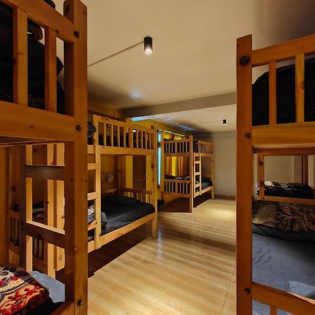 Whoopers Hostel Tosh Екстер'єр фото