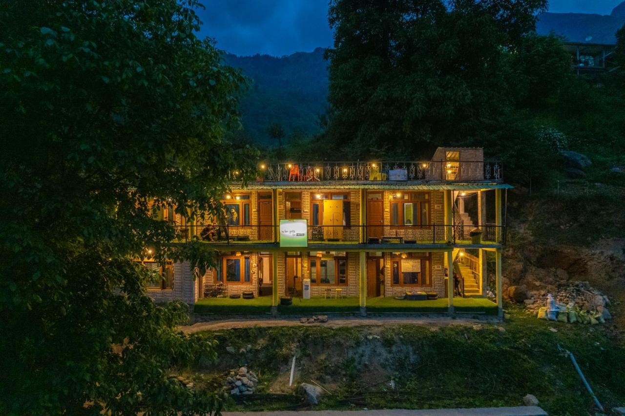 Whoopers Hostel Tosh Екстер'єр фото