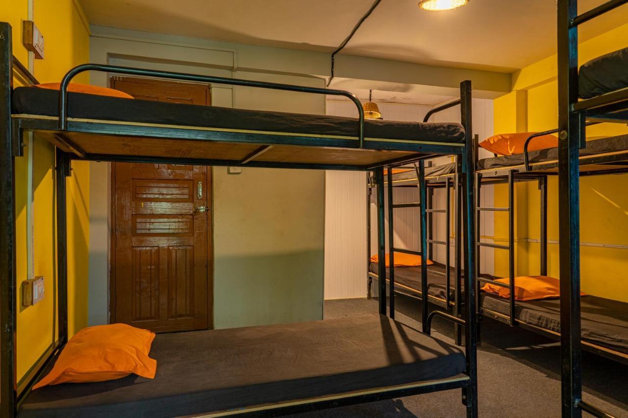 Whoopers Hostel Tosh Екстер'єр фото