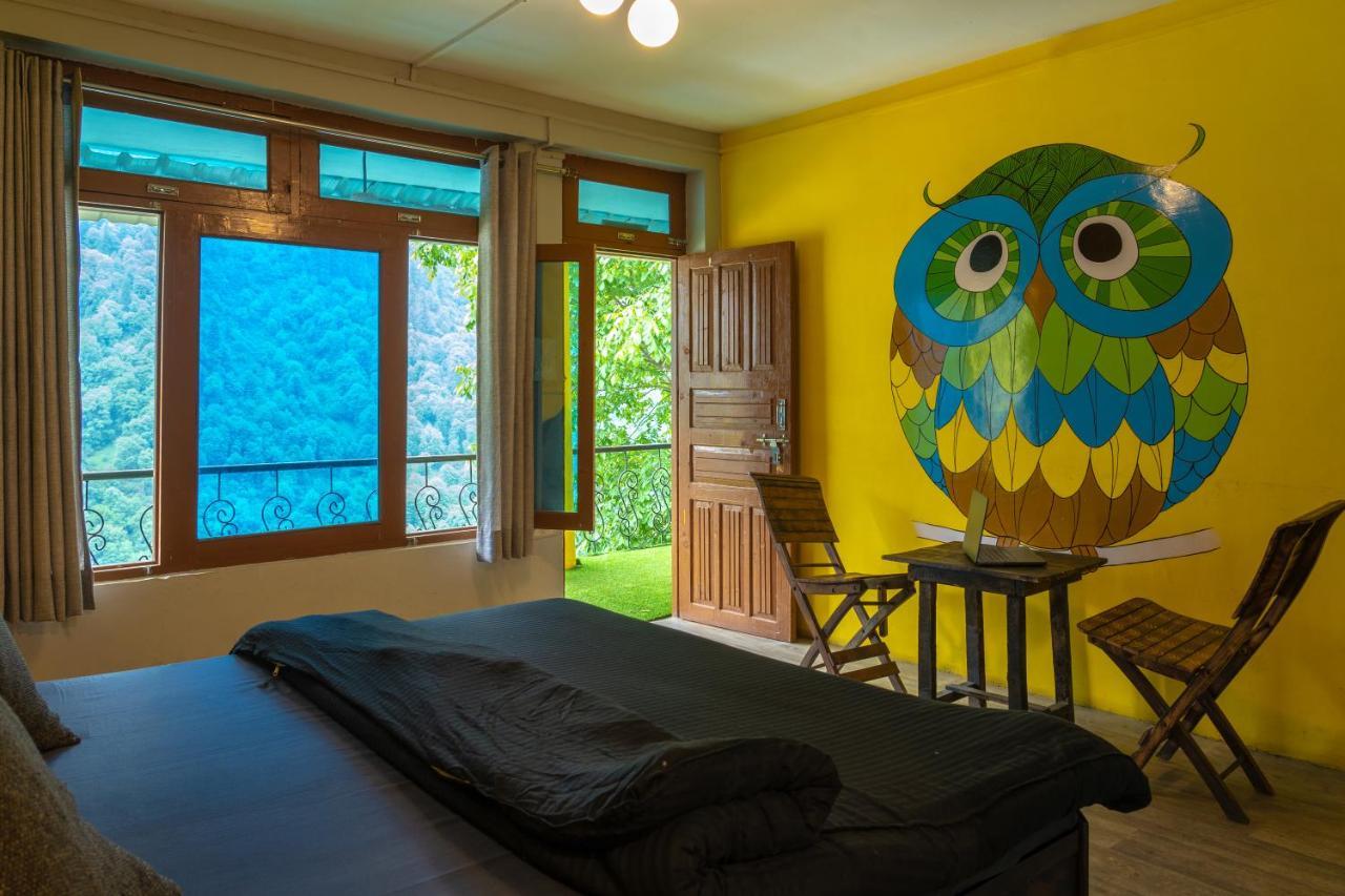 Whoopers Hostel Tosh Екстер'єр фото