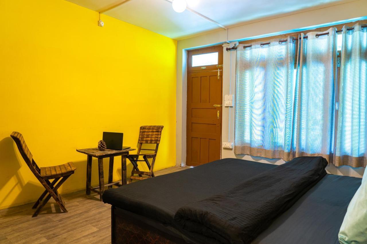 Whoopers Hostel Tosh Екстер'єр фото