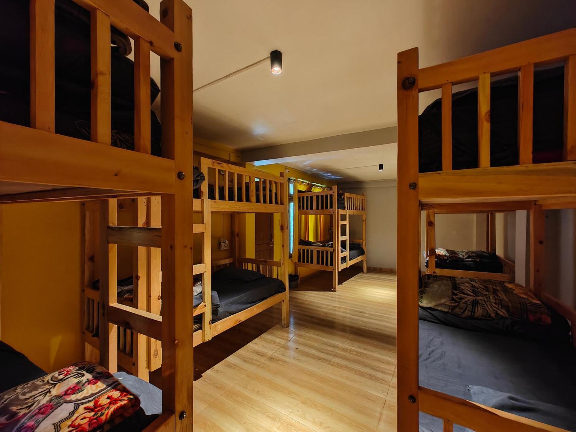 Whoopers Hostel Tosh Екстер'єр фото