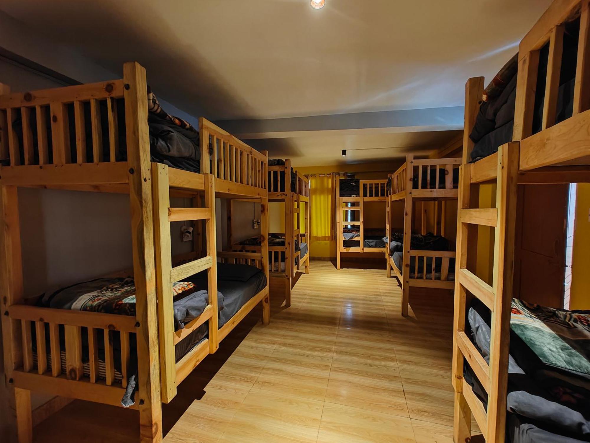 Whoopers Hostel Tosh Екстер'єр фото