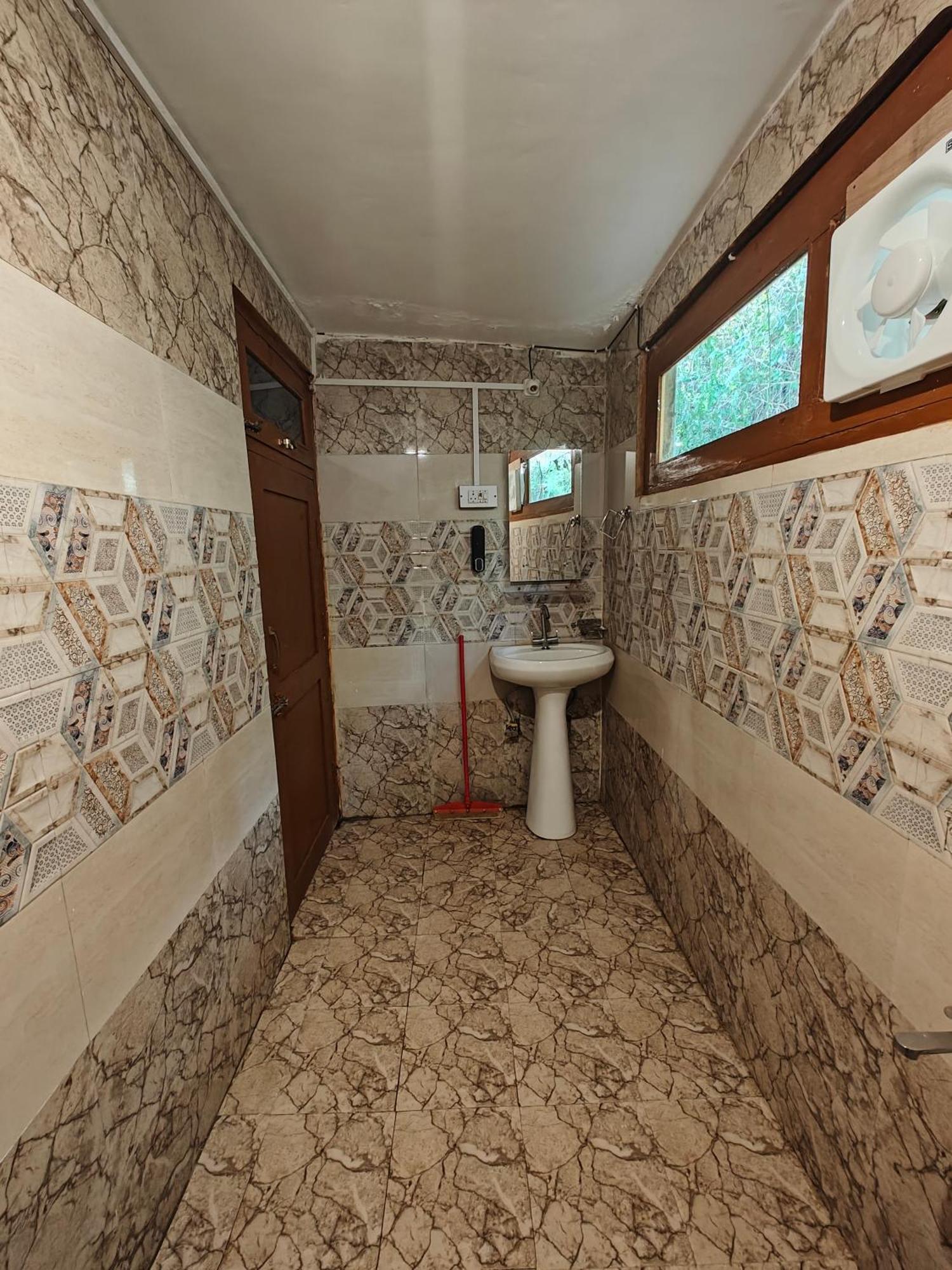 Whoopers Hostel Tosh Екстер'єр фото