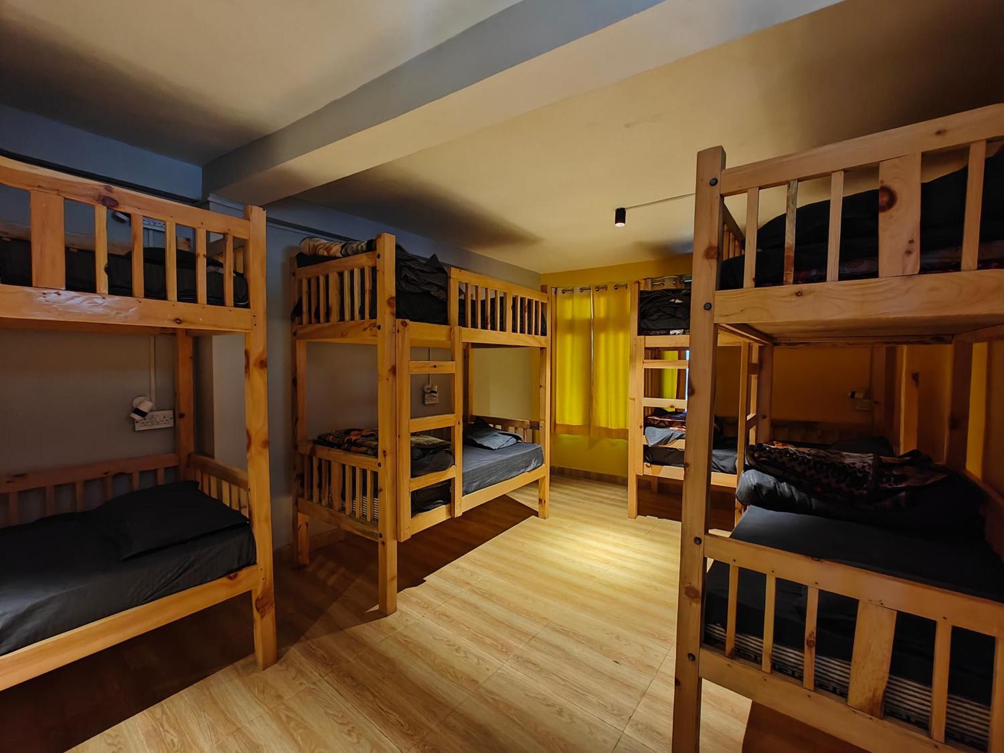 Whoopers Hostel Tosh Екстер'єр фото