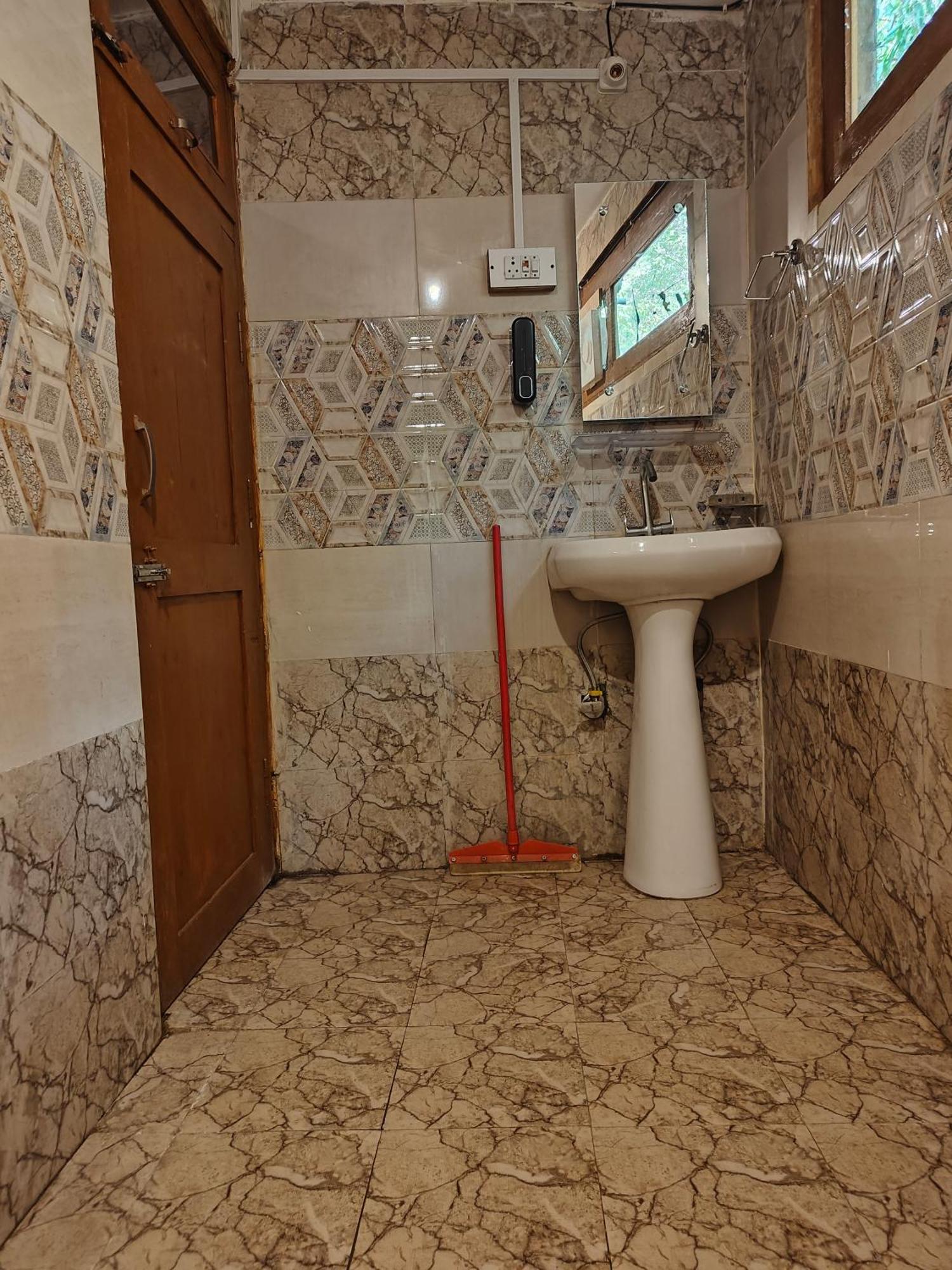 Whoopers Hostel Tosh Екстер'єр фото