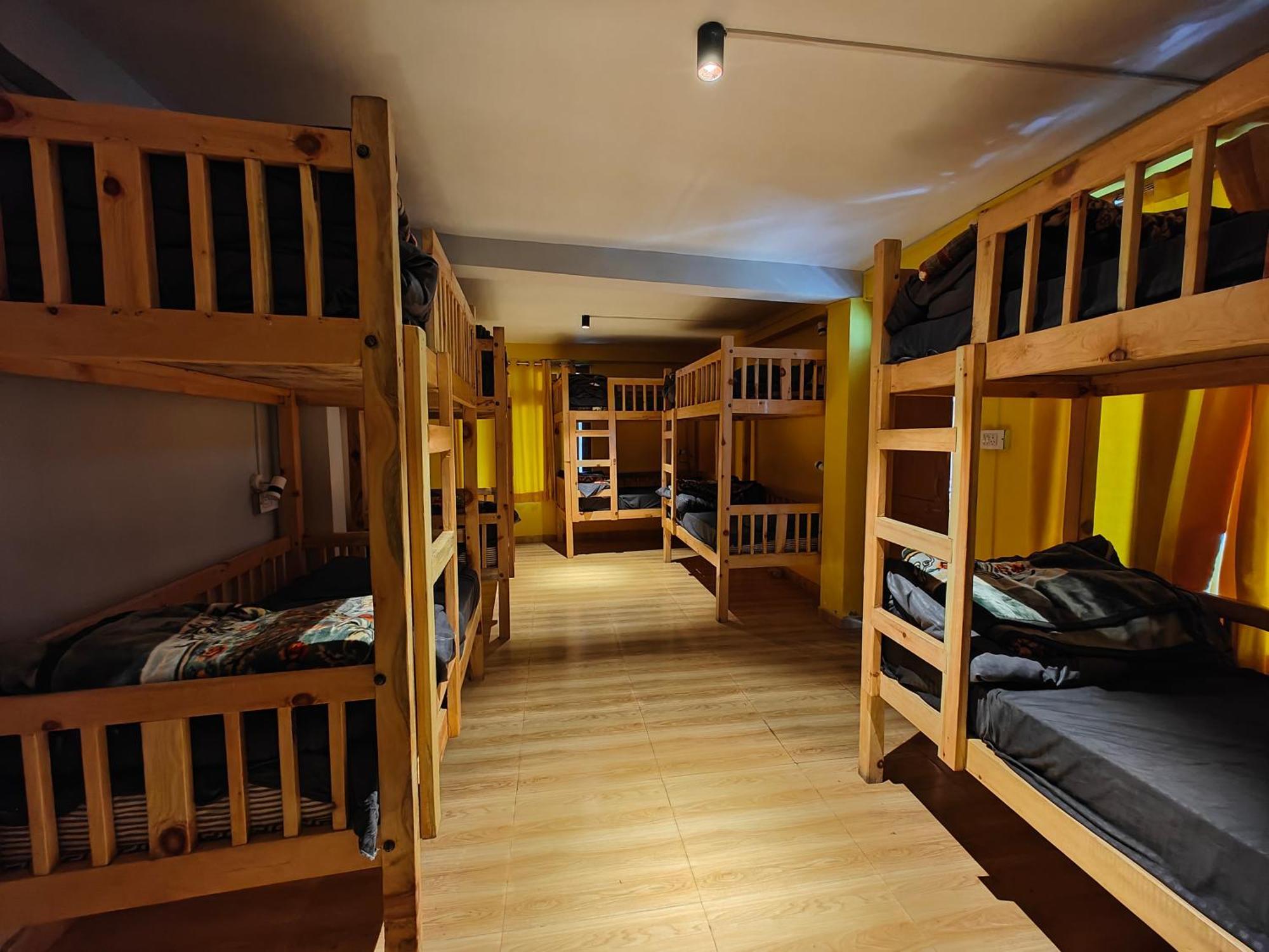 Whoopers Hostel Tosh Екстер'єр фото
